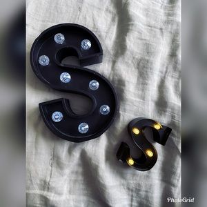 Two light up “S”